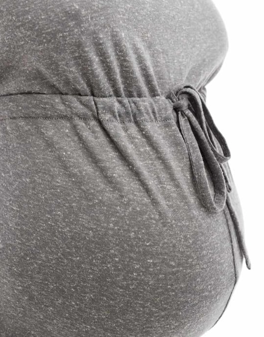 Mamalicious Graviditetstrikå jumpsuit med knytmidja i kolgrå mélange - Image 2