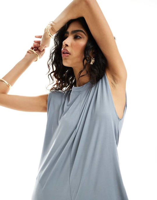 ASOS DESIGN premium modal ärmlös oversized jumpsuit med axelvaddar i grått - Image 2