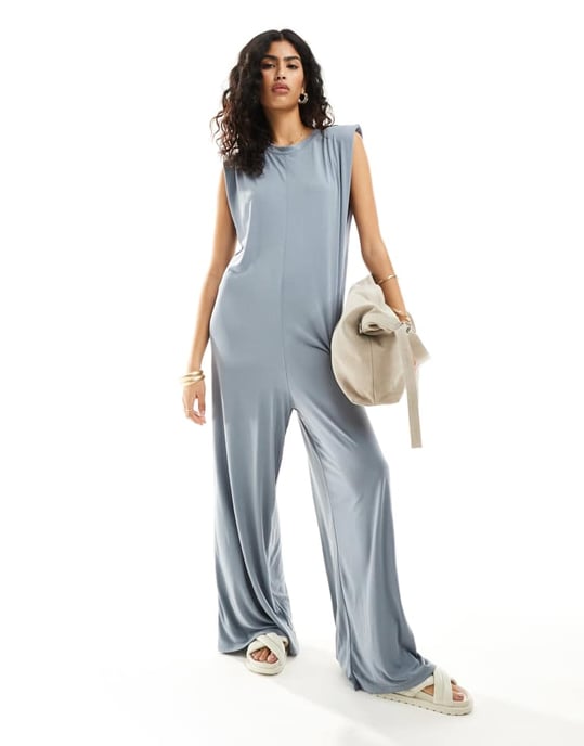 ASOS DESIGN premium modal ärmlös oversized jumpsuit med axelvaddar i grått - Image 4