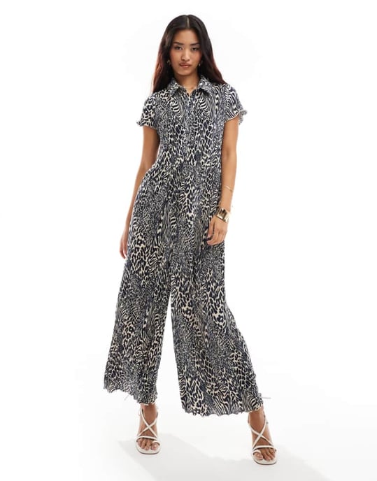 ASOS DESIGN kortärmad plisserad byxdress med vida ben i blått djurmönster - Image 1