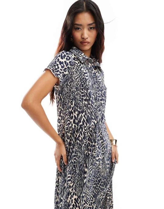 ASOS DESIGN kortärmad plisserad byxdress med vida ben i blått djurmönster - Image 2