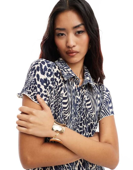ASOS DESIGN kortärmad plisserad byxdress med vida ben i blått djurmönster - Image 3