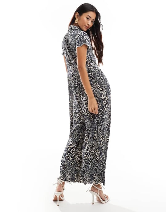 ASOS DESIGN kortärmad plisserad byxdress med vida ben i blått djurmönster - Image 4