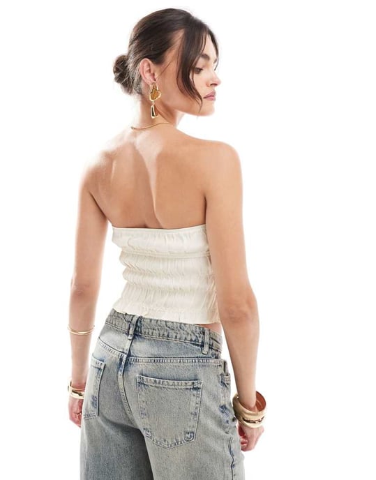 ASOS DESIGN satäng ruched bandeau topp i elfenben - Image 4