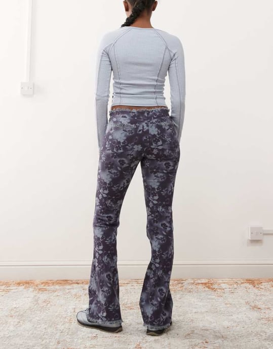 Monki låga stretch bootcut jeans i blått blommönster - Image 2