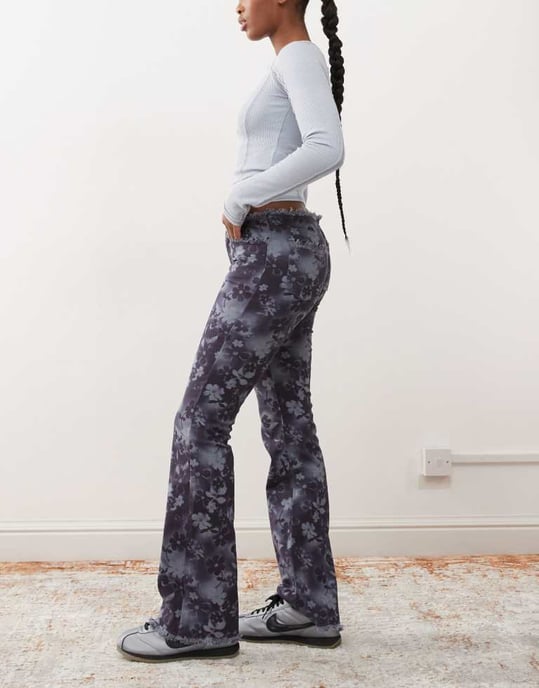 Monki låga stretch bootcut jeans i blått blommönster - Image 3