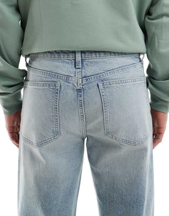 ASOS DESIGN raka stretchjeans med vintagefärg i ljus tvättad blå - Image 4