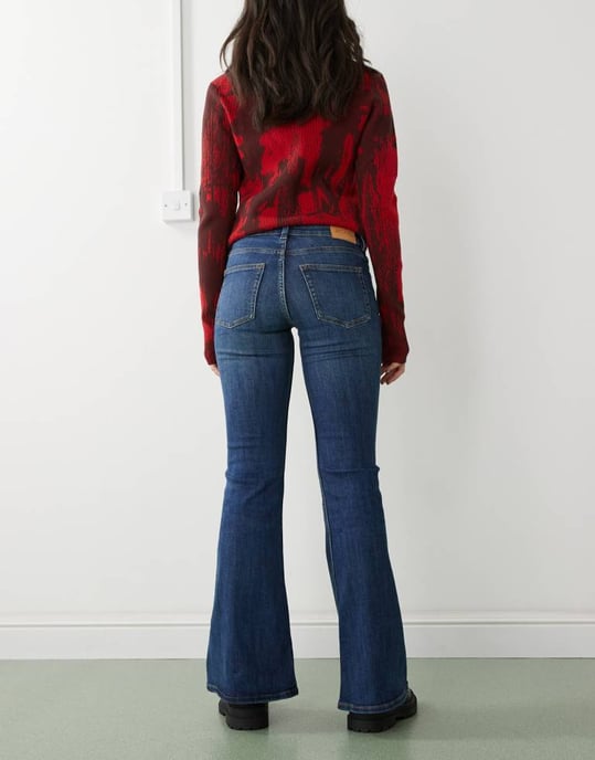 Monki Katsumi låg midja bootcut flare jeans i mörk oceanblå tvätt - Image 2