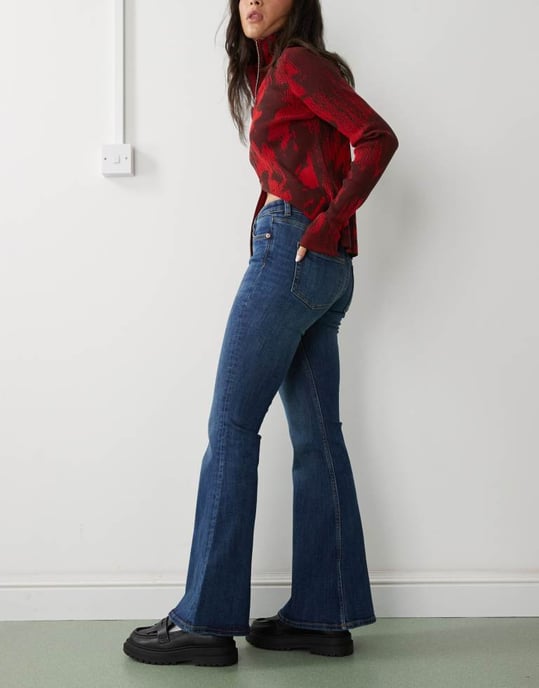 Monki Katsumi låg midja bootcut flare jeans i mörk oceanblå tvätt - Image 3