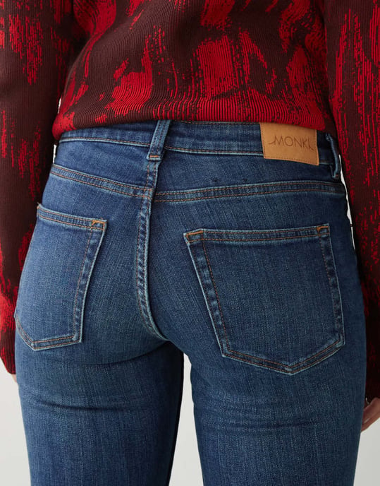 Monki Katsumi låg midja bootcut flare jeans i mörk oceanblå tvätt - Image 4