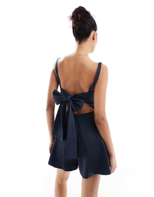 ASOS DESIGN playsuit med rosett baktill i marinblått - Image 2