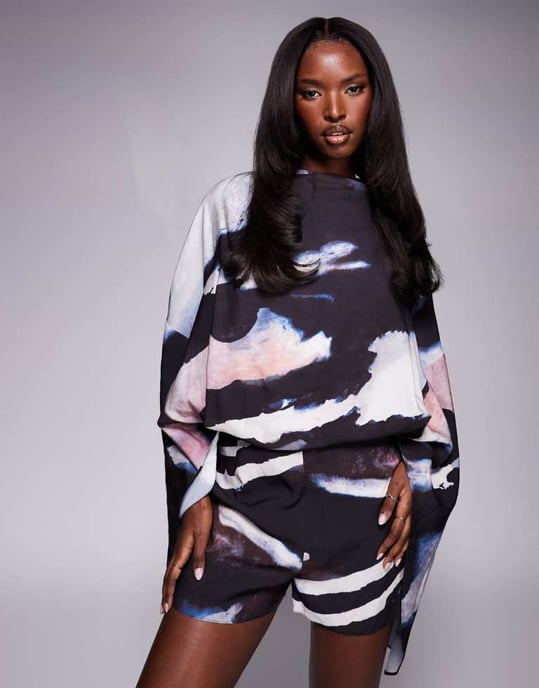 ASOS DESIGN batwing överdrag jumpsuit i abstrakt tryck - Image 4