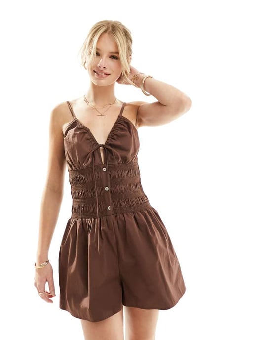 ASOS DESIGN jumpsuit med smockad midja och knytdetalj i choklad - Image 2