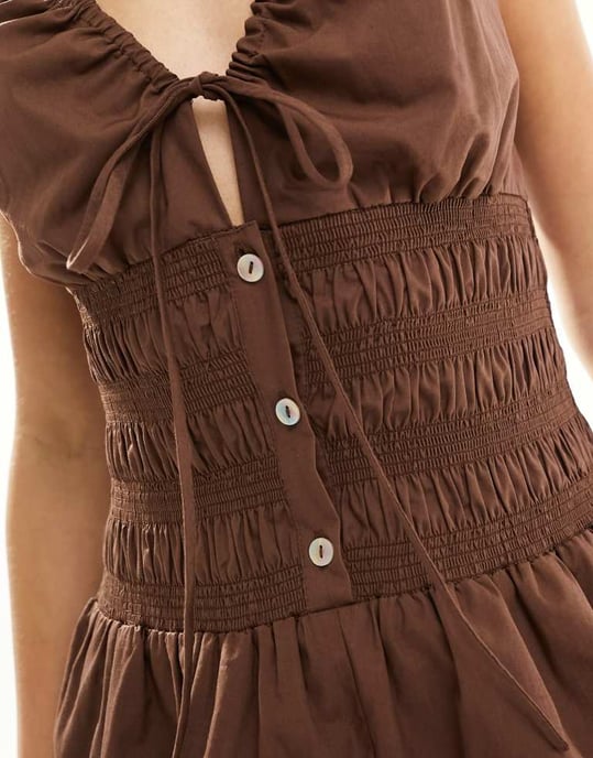ASOS DESIGN jumpsuit med smockad midja och knytdetalj i choklad - Image 3