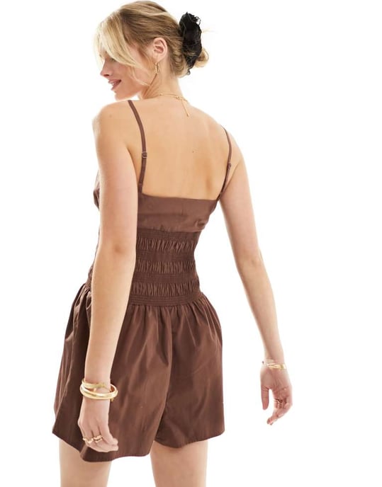 ASOS DESIGN jumpsuit med smockad midja och knytdetalj i choklad - Image 4