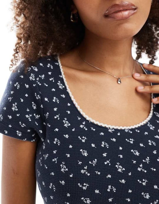 ASOS DESIGN strukturerad t-shirt med fyrkantig hals och korta ärmar i marinblått ditsy-mönster - Image 4