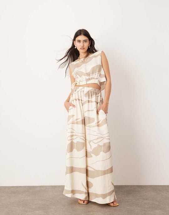 ASOS EDITION ärmlös crop top med slits-detajl och matchande i abstrakt mönster - Image 2