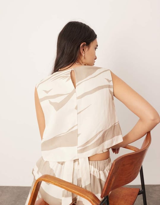ASOS EDITION ärmlös crop top med slits-detajl och matchande i abstrakt mönster - Image 4