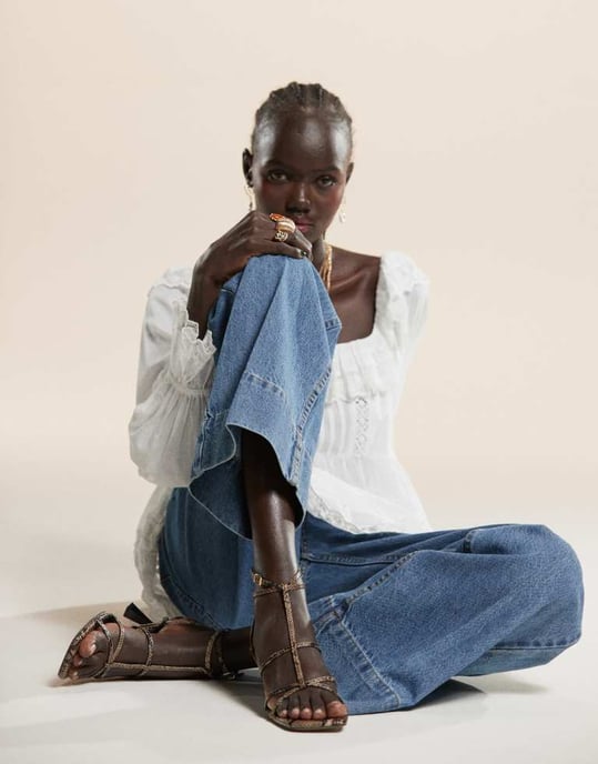 ASOS DESIGN vidbenad jeans med veck fram i mellanblått - Image 3