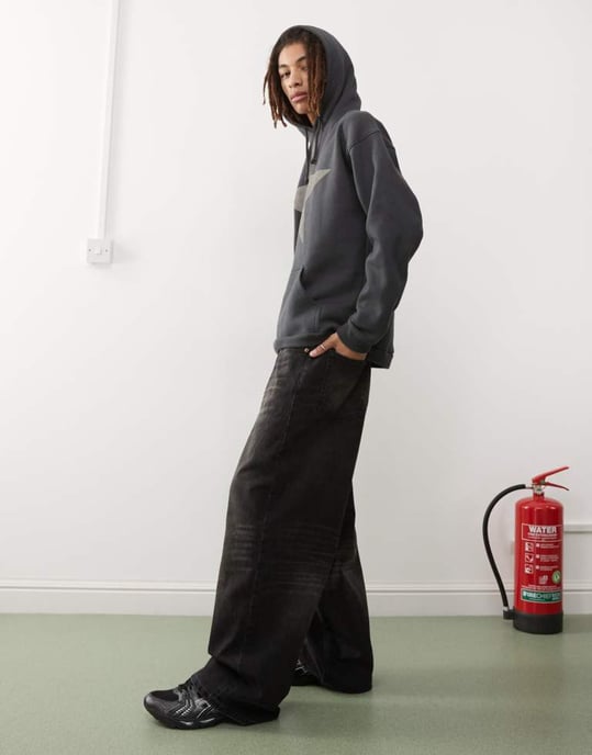 Weekday Unisex Astro låg midja lös passform baggy jeans i svart syra tvätt - Image 2
