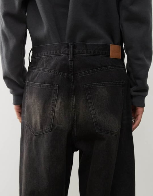 Weekday Unisex Astro låg midja lös passform baggy jeans i svart syra tvätt - Image 4