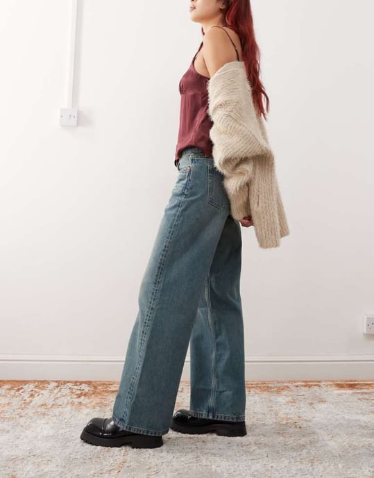 Monki Imoo lågt midjade vida jeans i mellanblå tvätt - Image 2