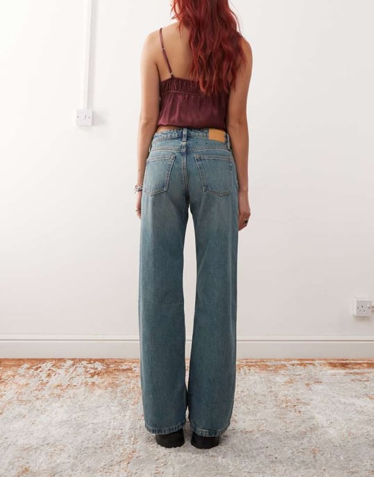 Monki Imoo lågt midjade vida jeans i mellanblå tvätt - Image 3