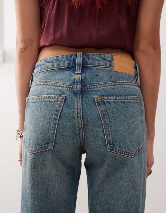 Monki Imoo lågt midjade vida jeans i mellanblå tvätt - Image 4