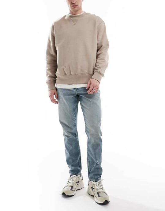 ASOS DESIGN tapered jeans i ljus tvättblå - Image 1