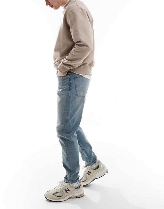 ASOS DESIGN tapered jeans i ljus tvättblå - Image 2