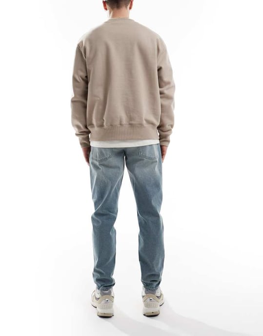 ASOS DESIGN tapered jeans i ljus tvättblå - Image 3