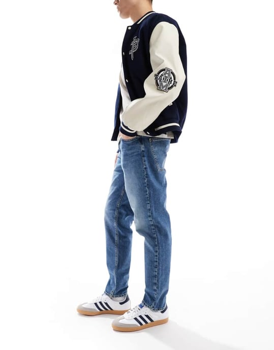 ASOS DESIGN tapered jeans i tonad mörkbla tvätt - Image 2
