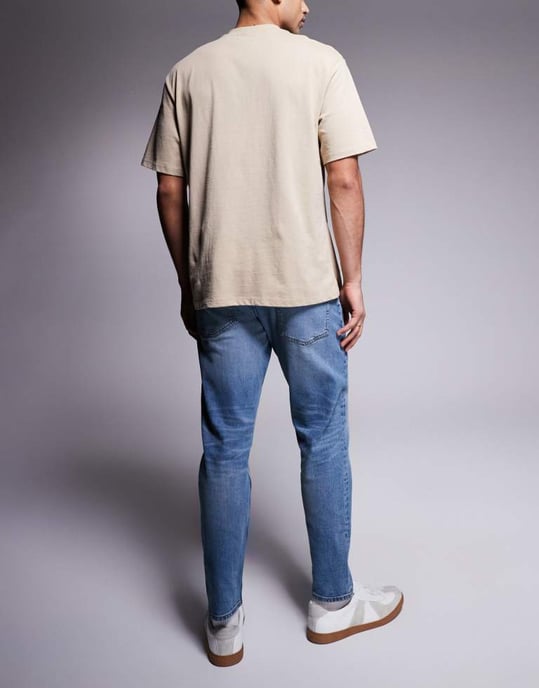 ASOS DSIGN stretch tapered jeans i mellan tvätt med vintageskugga - Image 2