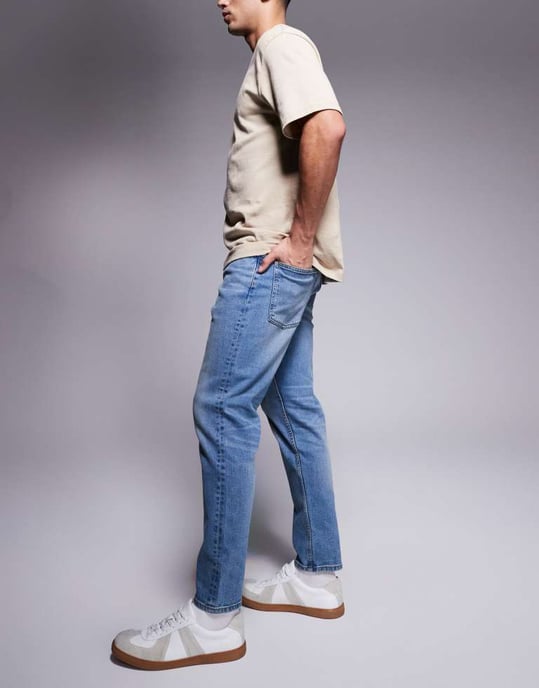 ASOS DSIGN stretch tapered jeans i mellan tvätt med vintageskugga - Image 3