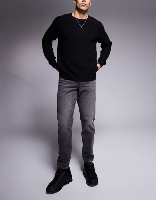 ASOS DESIGN tapered jeans med vintage ton i tvättad svart - Image 1