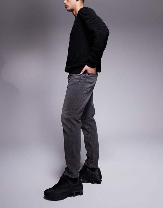 ASOS DESIGN tapered jeans med vintage ton i tvättad svart - Image 3