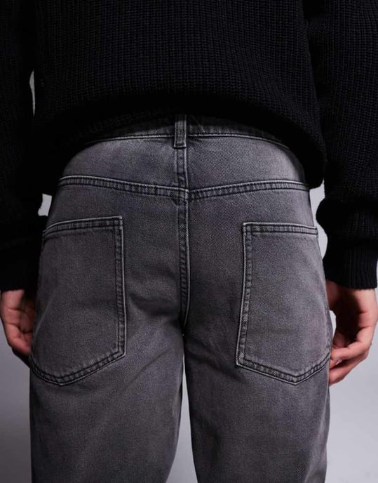 ASOS DESIGN tapered jeans med vintage ton i tvättad svart - Image 4