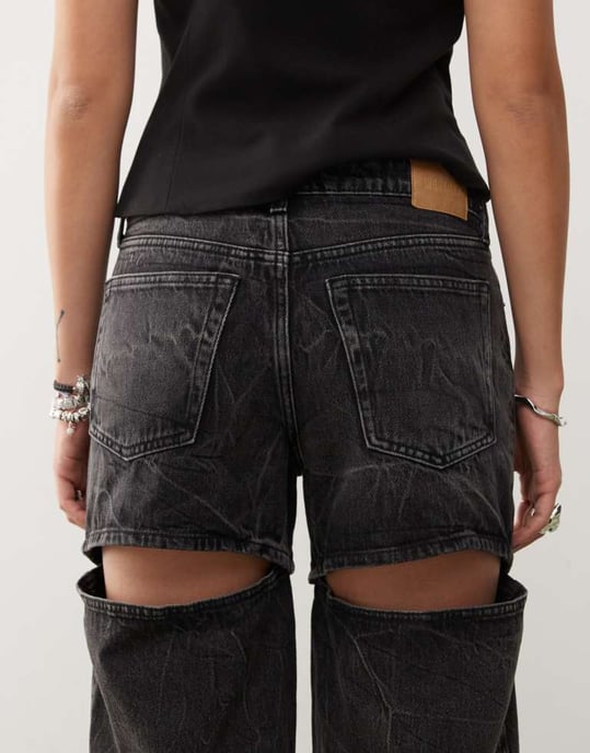 Weekday Ample lågt midjade löst sittande jeans med öppen detalj i svart band - Image 4
