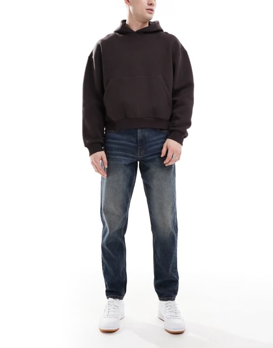 ASOS DESIGN tapered jeans med vintagefärg i mörk tvättblå - Image 1