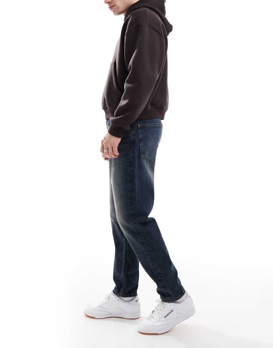 ASOS DESIGN tapered jeans med vintagefärg i mörk tvättblå - Image 3