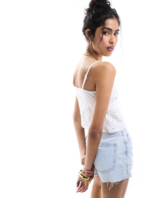 ASOS DESIGN broderad babydoll cami-top i vitt - Image 4