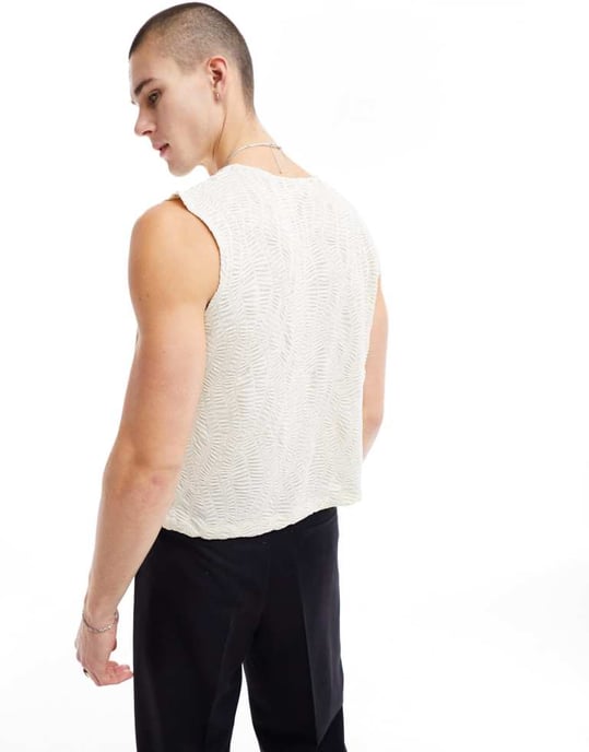 ASOS DESIGN väst i vit textur med spetshalsringning - Image 4