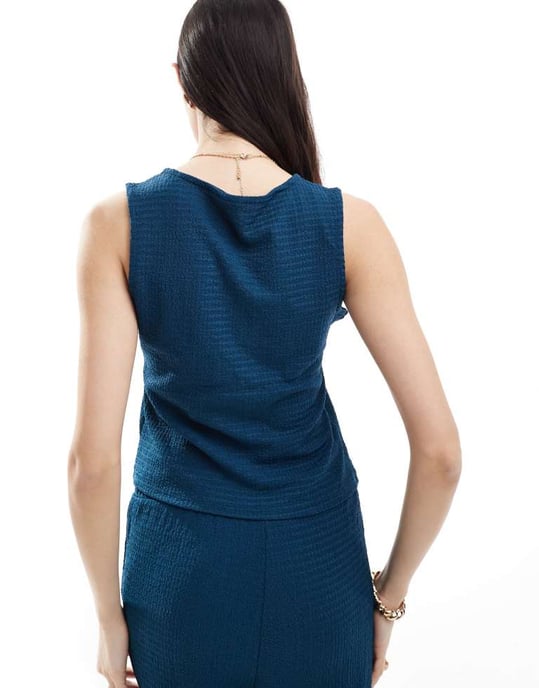 Vero Moda strukturerad jerseytopp med knytfram del i marinblå - Image 4