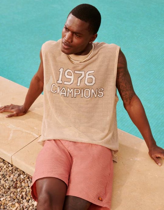 ASOS DESIGN oversized väst i beige öppen mesh med sporttryck fram - Image 1