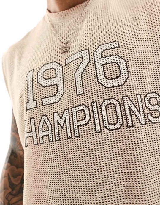 ASOS DESIGN oversized väst i beige öppen mesh med sporttryck fram - Image 2