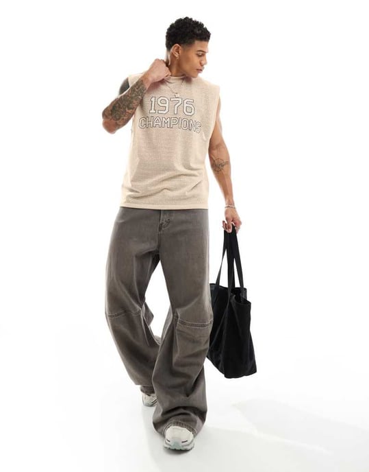 ASOS DESIGN oversized väst i beige öppen mesh med sporttryck fram - Image 3