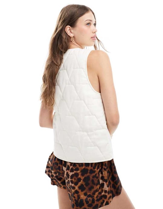 ASOS DESIGN vadderad väst med knytning framtill i krämfärg - Image 2