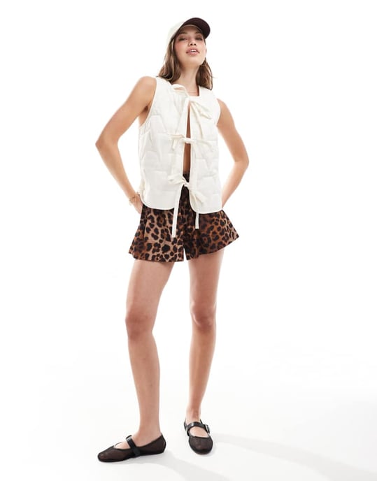 ASOS DESIGN vadderad väst med knytning framtill i krämfärg - Image 4