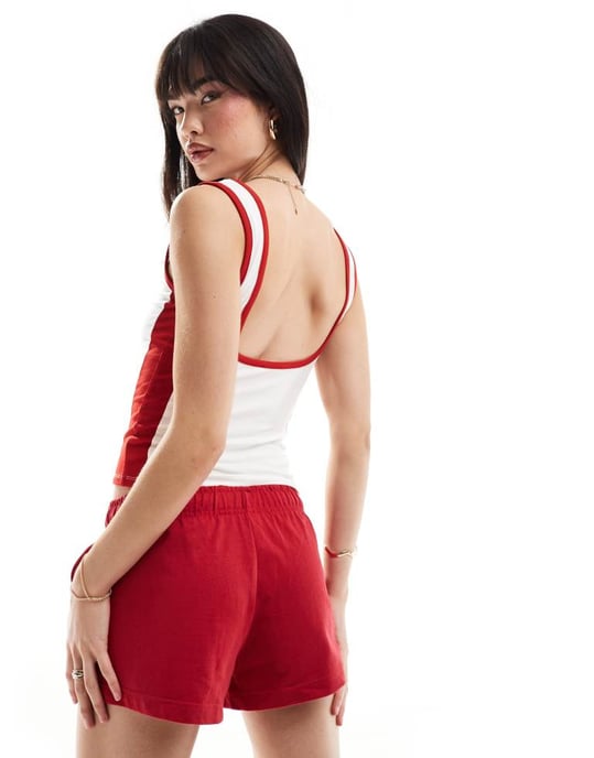 ASOS DESIGN fyrkantig halsringning väst med kontrasterande kant i vitt och rött - Image 3