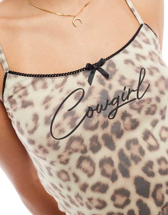 ASOS DESIGN leopardmönstrad cami-top med cowgirl-grafik i naturlig färg - Image 4